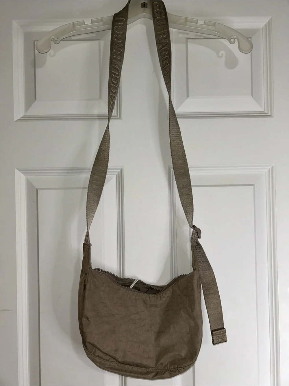BAGGU compact crescent